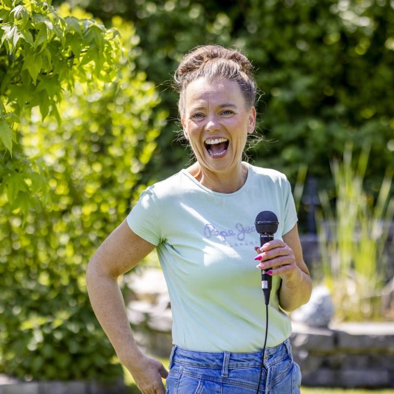 Hochzeitsrednerin Kati Kreyser hält mit viel Humor und einem herzhaften Lachen eure Traurede